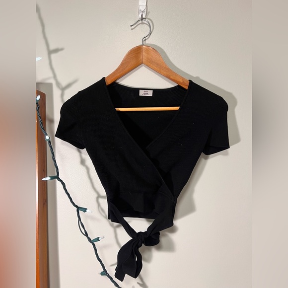 Aritzia little moon All Tied Up black crop short sleeve v-neck tie waist top - Picture 4 of 14
